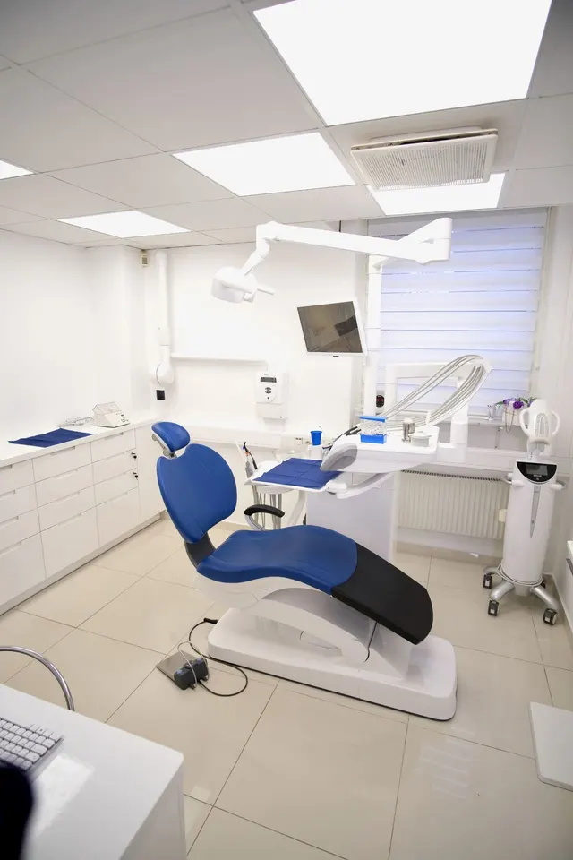 كرسي أسنان حديث في غرفة العلاج في Bel Sorriso Tandklinik في Helsingborg