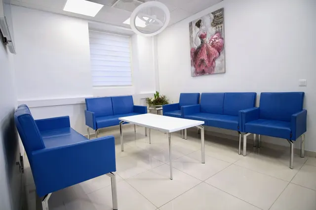 غرفة الانتظار في Bel Sorriso Tandklinik في Helsingborg مع أماكن لجلوس المرضى